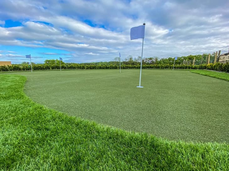 Artificial golf turf with flag on putting green - Putting greens, Dubai