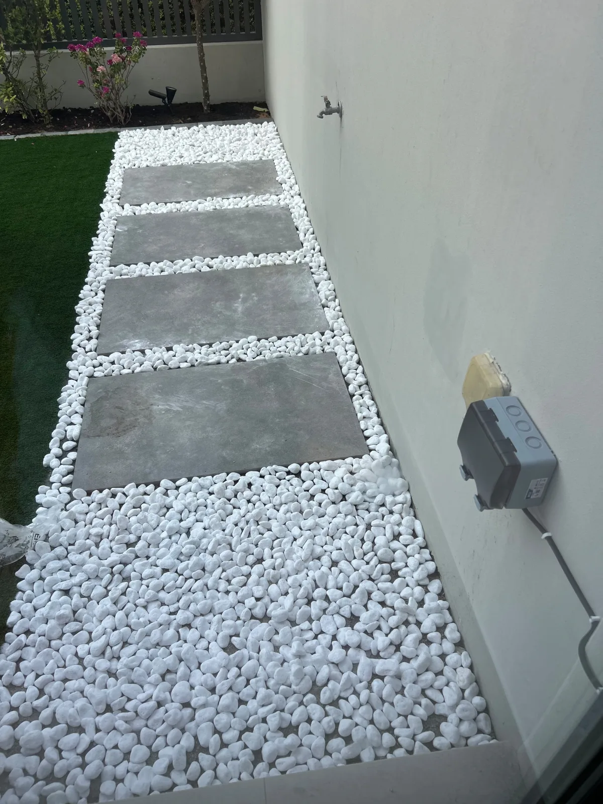 Jumeirah villa path and grass edge detail